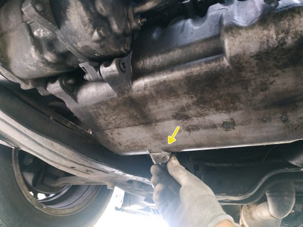 Le bouchon se trouve à l'arrière du moteur.