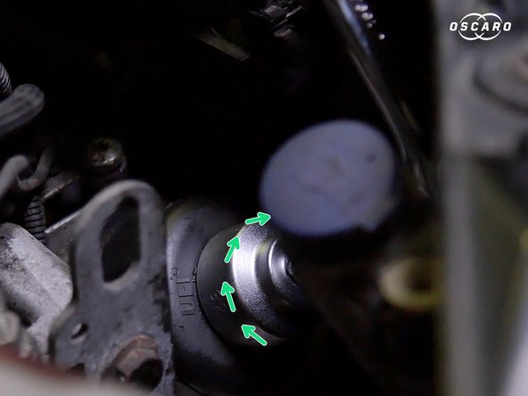 Dévisser et retirer le filtre à huile de son emplacement