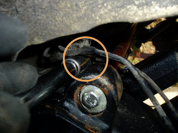 Remonter les pattes de maintien du câble de frein à main sur l'essieu à l'aide d'une douille de diamètre 13 de chaque côté.