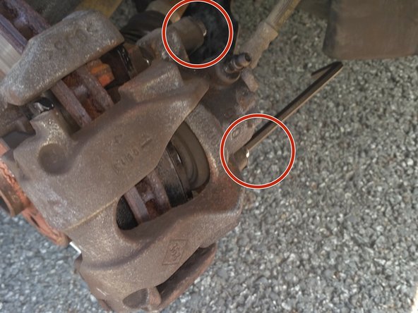 Un cache en plastique est à retirer avant de pouvoir accéder aux vis