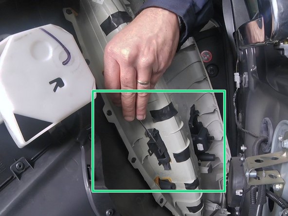 A l'aide d'un tournevis plat retirer  (déclipsser) le bouton de lève vitre