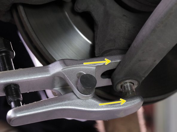 Serrer la vis de l'extracteur pour décoller la rotule