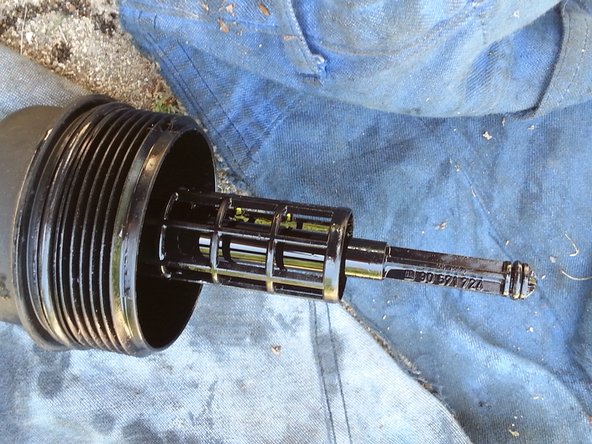 Enclencher le nouveau filtre à huile sur la cloche