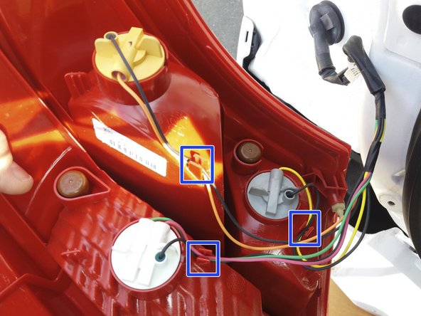 Replacer les câbles d'alimentation dans les fentes.