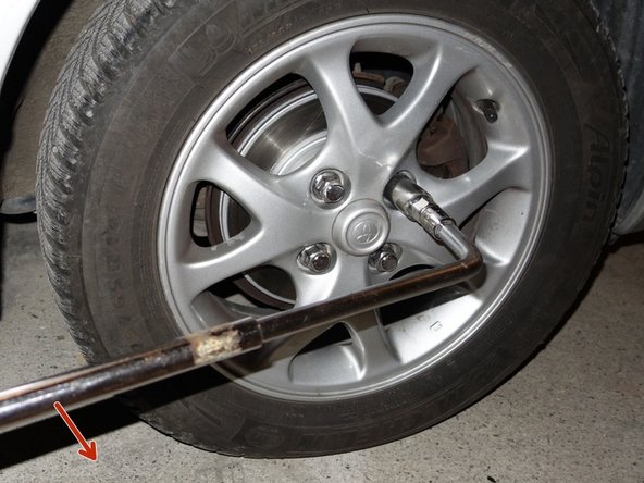 Débloquer les écrous des roues avant.