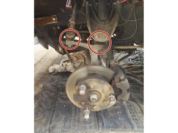 Extraire les 2 rotules supérieures (Direction et suspension)