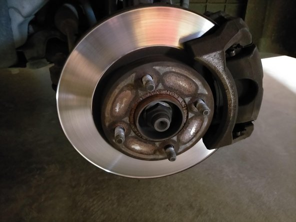 Lever au cric le véhicule et retirer la roue. (Mettre une cale sous le véhicule pour travailler en sécurité.)