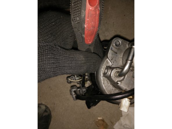 Déclipser les 2 connecteurs du support de filtre avec un tournevis