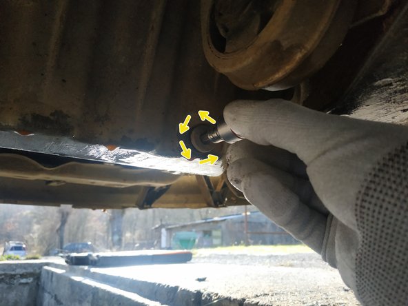 Le bouchon se trouve à l'arrière du moteur.