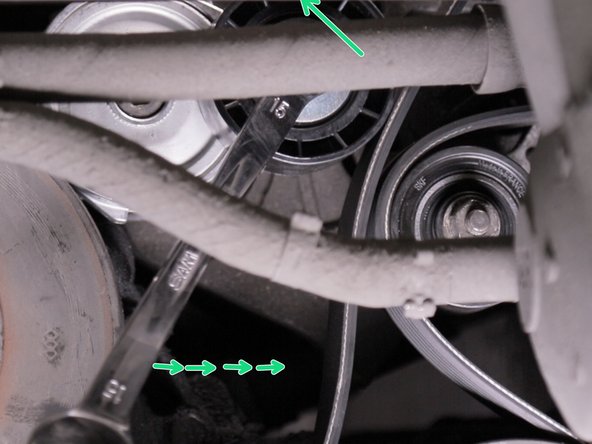 Maintenir le tendeur détendu pour finir de placer la courroie sur la poulie d’ampère