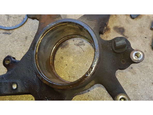 Avec du papier absorbant nettoyez la portée du roulement.