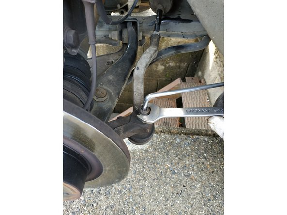 si l'écrou tourne dans le vide, on peut bloquer la rotule en insérant une clé Torx T30 à son extrémité