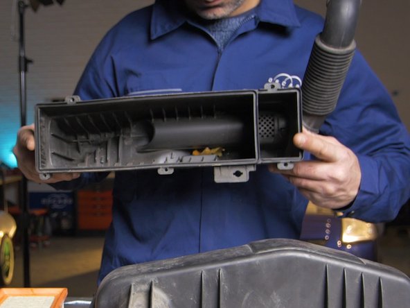 Des feuilles mortes peuvent subsister dans la boite à air, retirer-les pour un compartiment plus prore