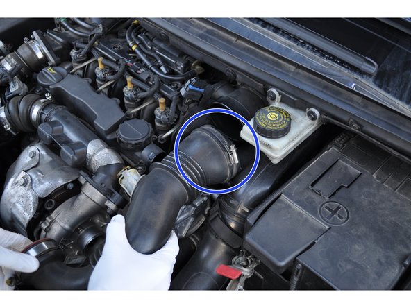 Vérifier bien que le joint entre la conduite d'air et le débitmètre de masse d'air soit présent