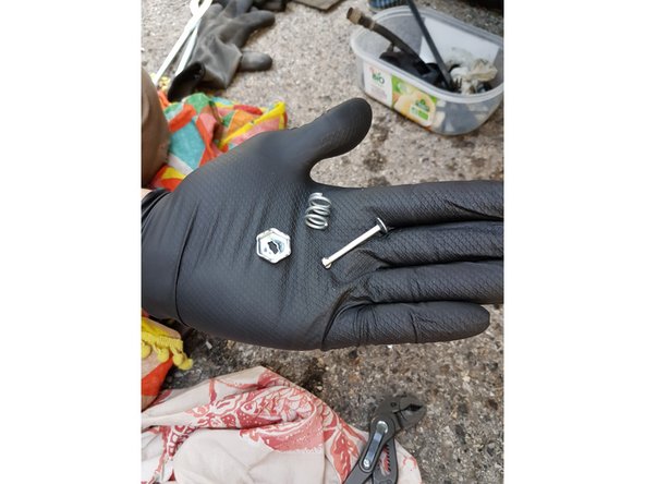 
Insert the 2 retaining springs from the rear of the brake plate.
