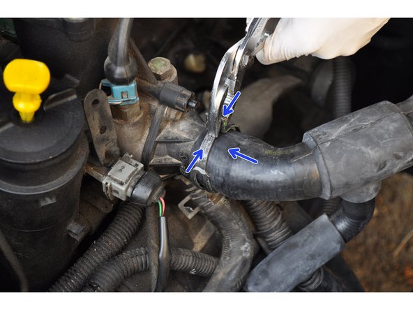 Faire de même sur l'autre bout de la durite avec le collier de serrage