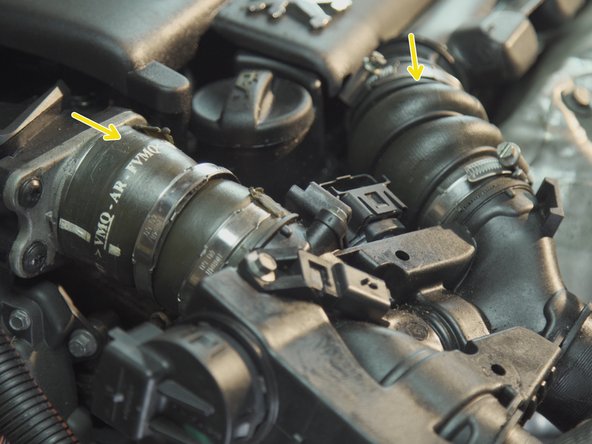 Tirer sur le boitier papillon tout en retirant les durites