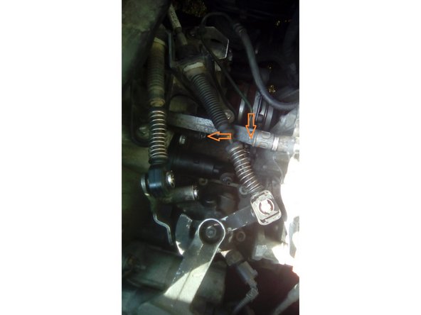 démonter le la barre de renfort entre le support de boite et la boite.