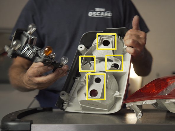 Replacer la platine sur le nouveau feu en respectant les emplacements des ampoules