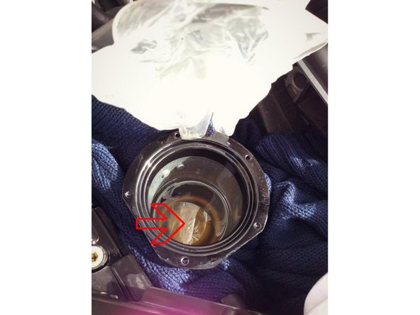 Vous pouvez constater qu'il y a du carburant au fond de la cuve, utilisez une pompe à pétrole ou autres pour pouvoir l'aspirer puis nettoyer bien la cuve avec un chiffon très propre.