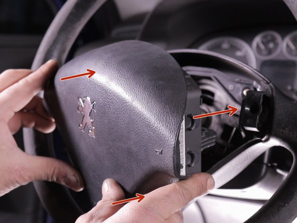 Réinstaller l'air bag en le clipsant sur le volant des deux côtés et en bas