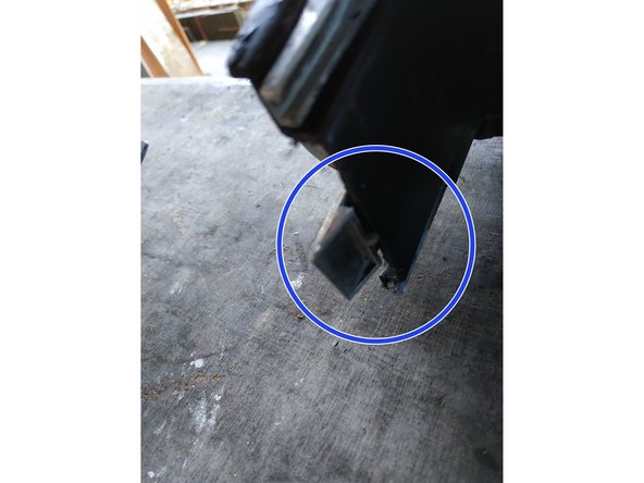 mettre en place le clignotant sur le nouveau bloc optique en le faisant glisser dans ses encoches et en s'assurant que la languette en bout est bien verrouillée