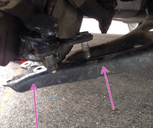 Remettez le triangle de suspension dans le filetage de la rotule de suspension.