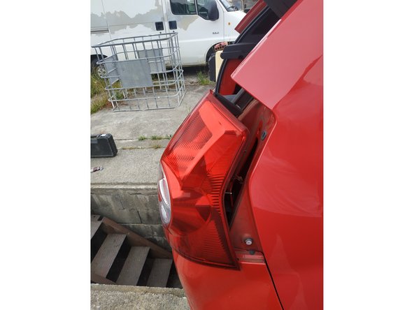 faire de même pour le feu arrière droit