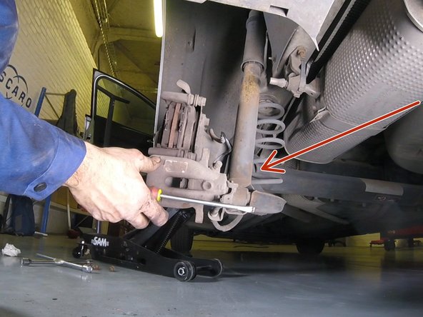 Retirer l’étrier si besoin aidez vous du tournevis plat pour le débloquer