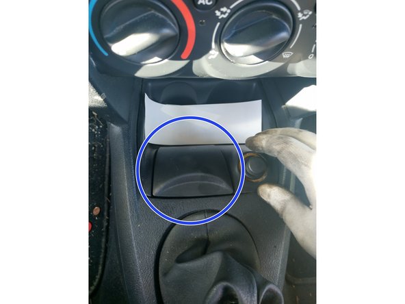 remettre la languette de la prise OBD et le cendrier en place