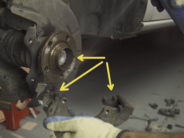 Appliquer du nettoyant frein sur le moyeu et l'emplacement des plaquettes sur la chape