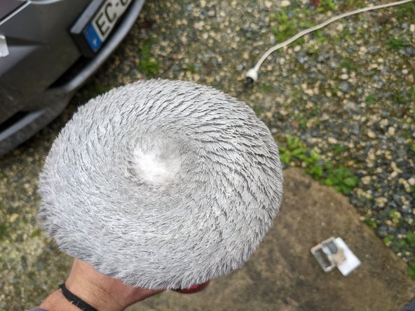 Appliquer de la pâte à polir sur l'optique et sur le tampon