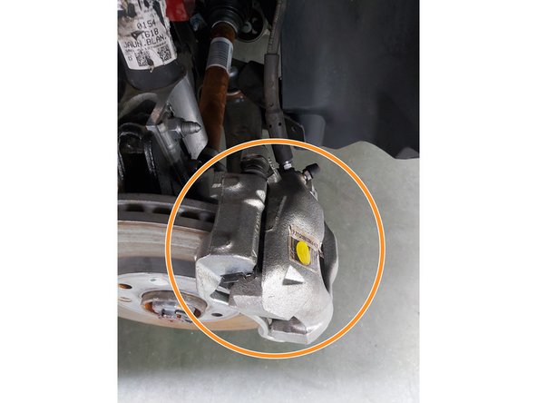 Occupez-vous de la partie arrière des nouvelles plaquettes de frein. Appliquez du produit sur la zone de contact entre le support de l'étrier de frein et la plaquette de frein. Servez-vous d'une patte anti-grincement. Recommander : Assurez-vous que la surface du disque est propre avant d'installer les plaquettes