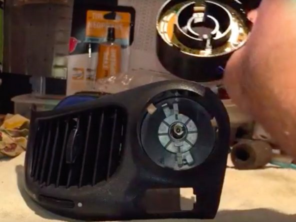 Déposer le commutateur en le tournant légèrement vers la gauche jusqu'au déclic (video 5:32).