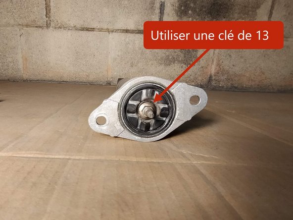 Séparer les pièces en dévissant l'écrou sur l'étrier avec une clé de 13 tout en maintenant la tige centrale avec une pince.