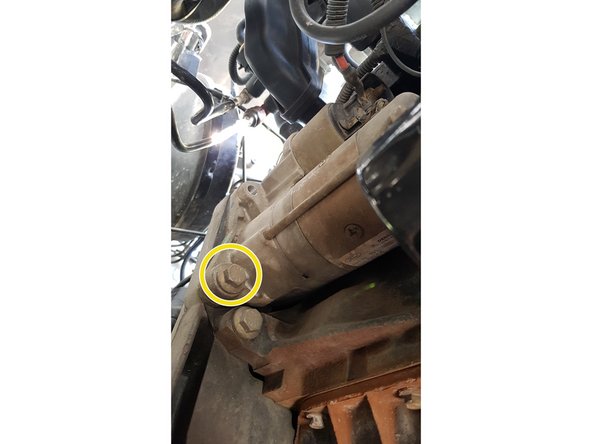 Vu que vous avez déjà retiré les 2 première vis du démarreur à l'étape 14...