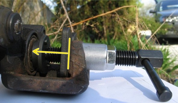 Repoussez le piston de l'étrier à l'aide d'un repousse piston