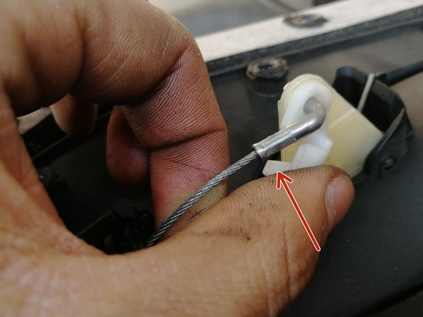 Poussez la lamelle (indiqué par une flèche rouge) pour faire pivoter le crochet.