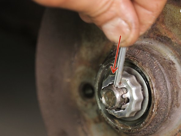 Passez la goupille dans le trou de la fusée d'essieu