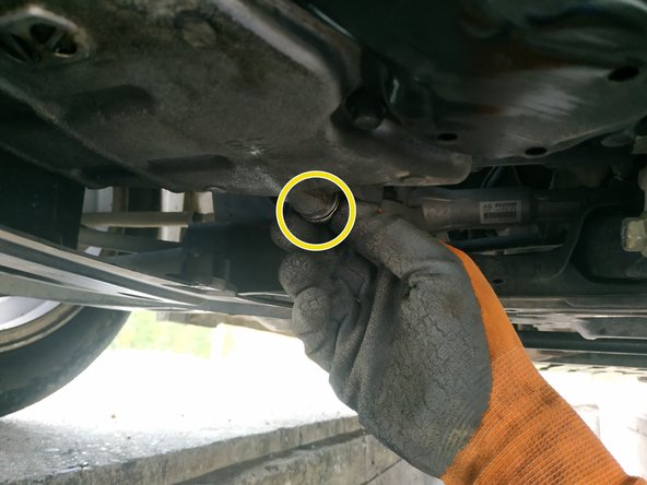 visser le bouchon à la main