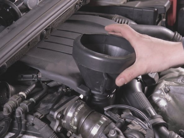 Placer un entonnoir et verser environ 4 litres d'huile.