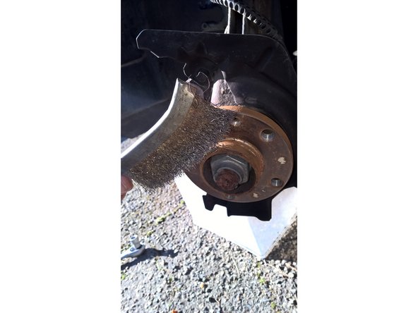 Une fois le disque déposé, nettoyer le moyeu à la brosse métallique afin d'enlever les résidus de corrosion, cela facilitera les prochaines éventuelles interventions sur les disques.