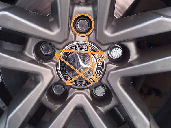 Introduire les boulons suivant en les serrant à la main. Faire légèrement bouger la roue pour être sûr qu’elle a bien pris sa position