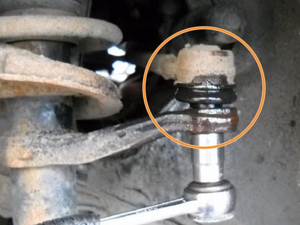 
Remove the steering ball joint nut with a 17 mm wrench.
