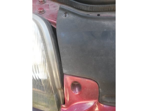 Dégrafer et dévisser la partie supérieure de la calandre avant ( des 2 cotés de la voiture). 4 vis.