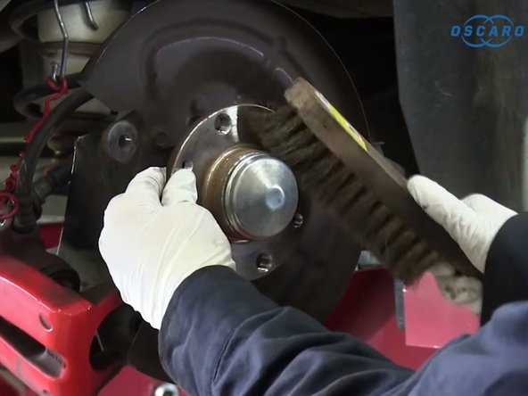 Nettoyer le moyeux à l'aide d'une brosse