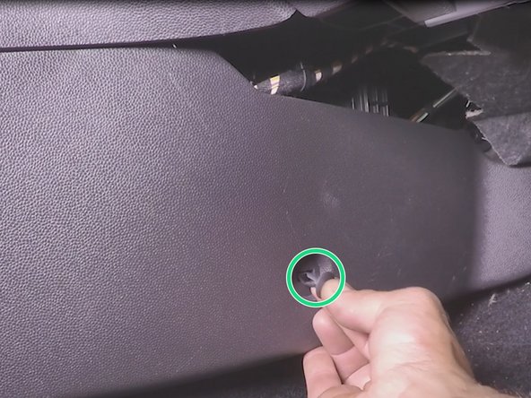 Insérer la vise en plastique.