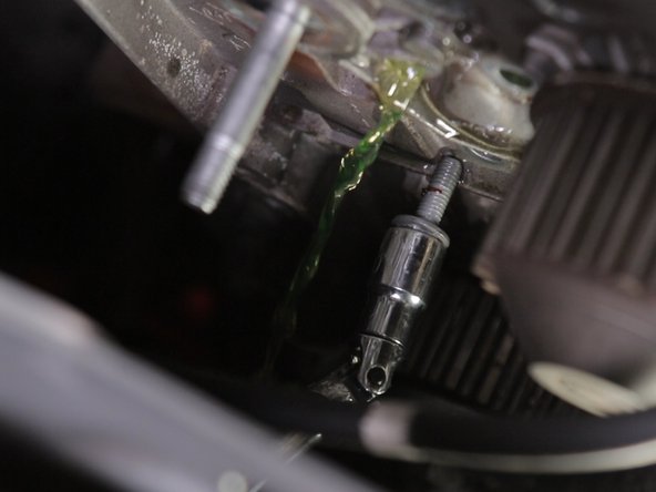 Retirer la vis et laisser le reste du liquide de refroidissement s'écouler dans un bac