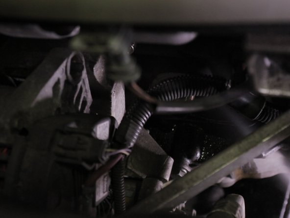 De l'huile moteur peut couler du filtre, placer une bassine sous le filtre pendant la manipulation