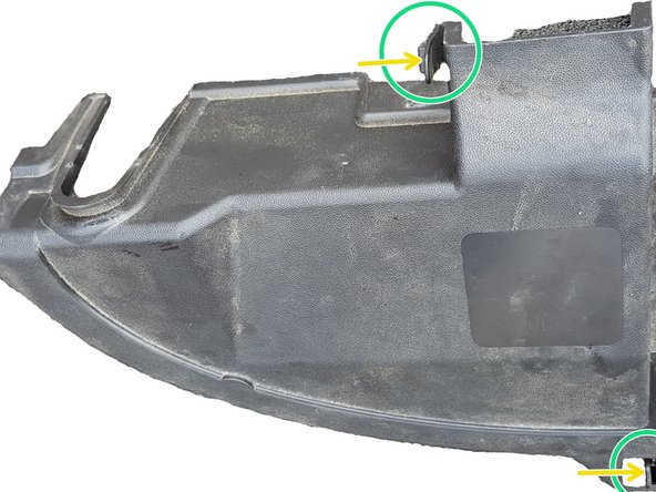 Soulever le cache batterie N°1 vers le haut une fois les clips déverrouillé.